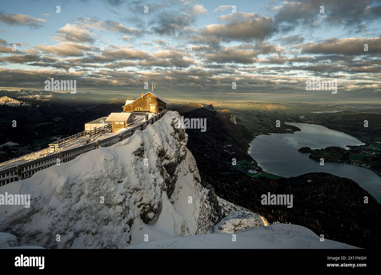 Winter atmosphere on the Schafberg, Restaurant Himmelspforte in the morning light, in the background the Mondsee and the mountains of the Salzburger L Stock Photo