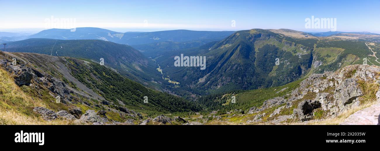 Mountain landscape and view towards Karpacz on the hiking trail to the summit of Sněžka (Śnieżka; Sniezka) in the Giant Mountains National Park (Karko Stock Photo