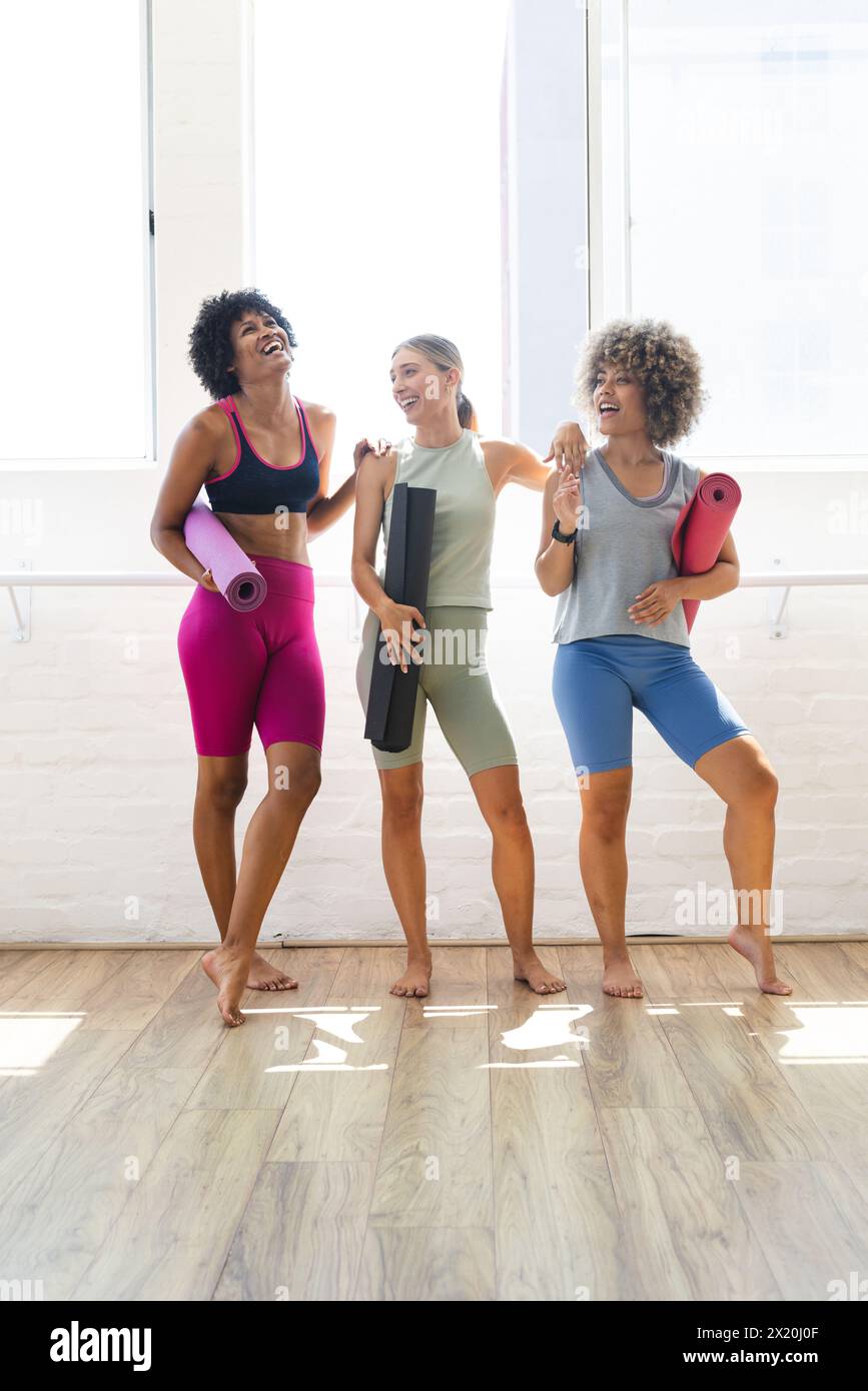 Three young women laughing smiling hi-res stock photography and images ...