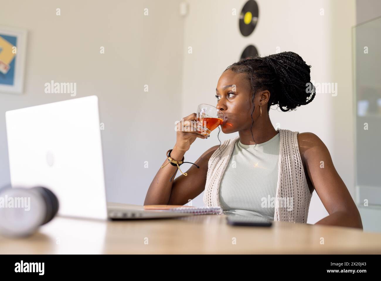 Woman drinking tea computer desk hi-res stock photography and images ...