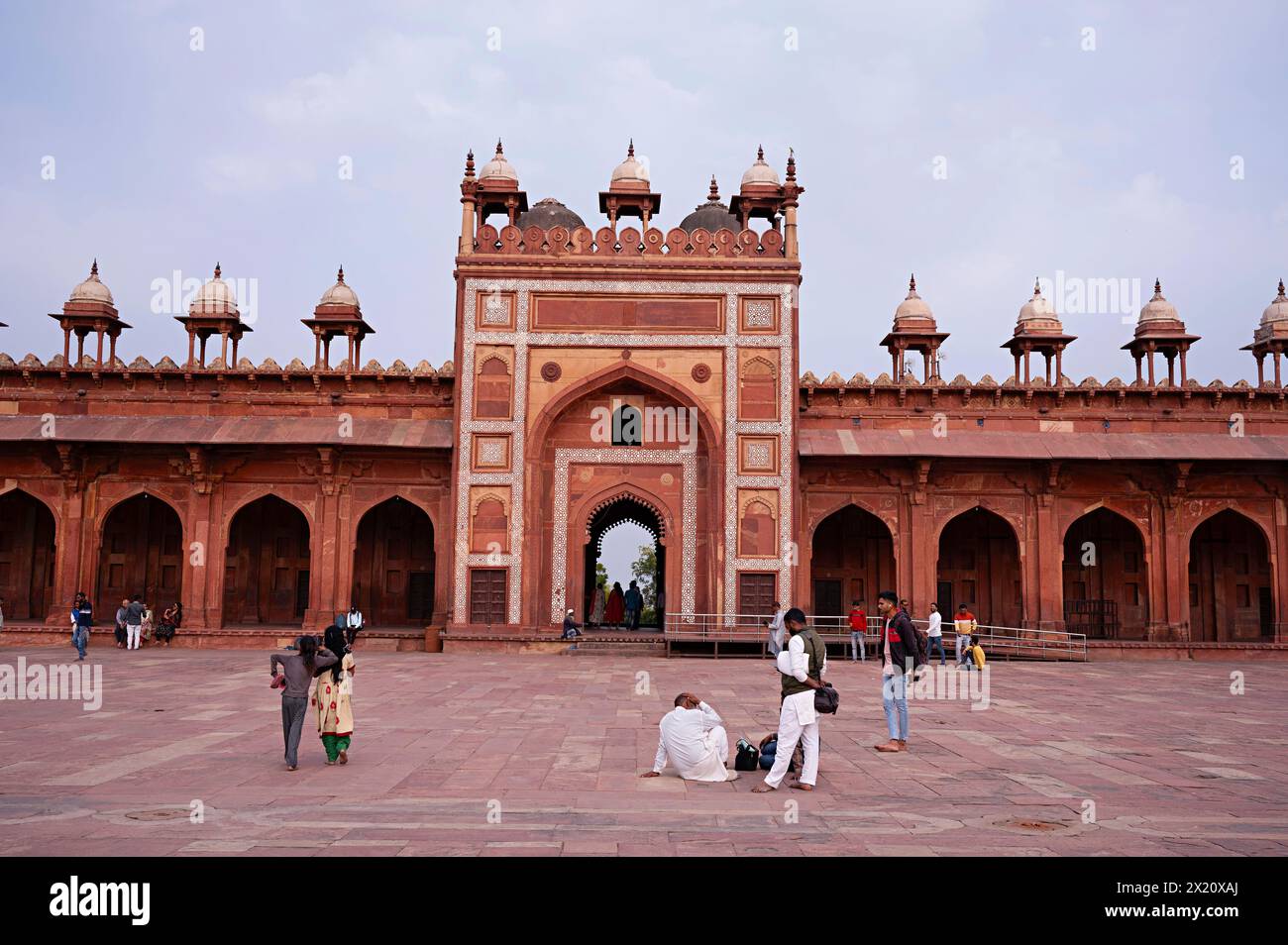 King's Gate and Jama Masjid courtyard, Fatehpur Sikri, Uttar Pradesh, India Stock Photo