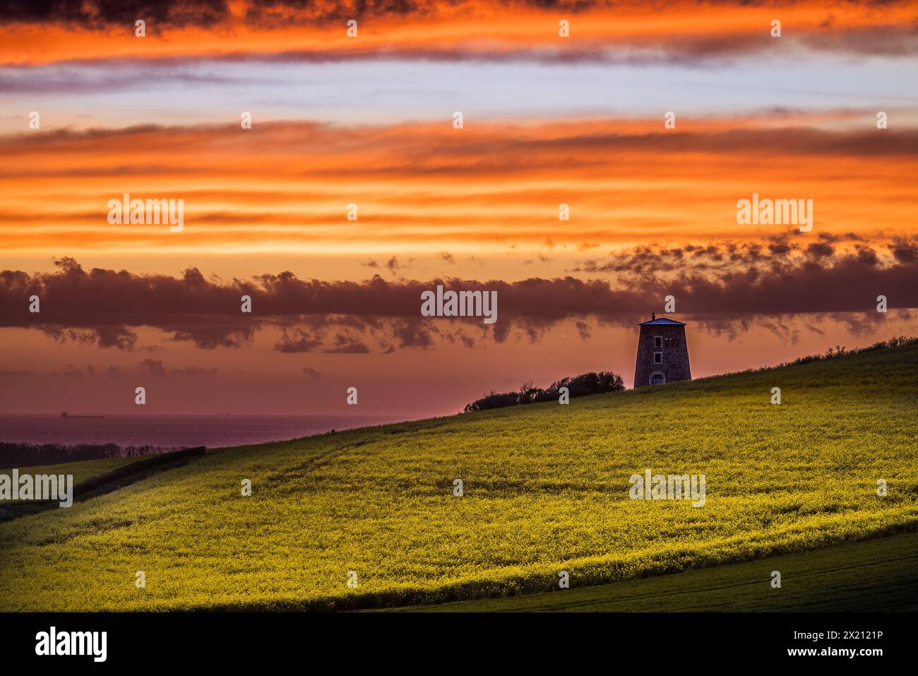 Le moulin d'Escalles au coucher de soleil, France, Côte d'Opale Stock Photo