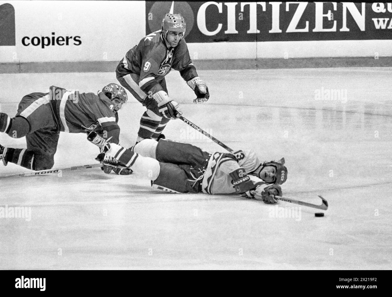 SOVIET CZECHOSLOVAKIA World Champuonship Ice Hockey in Sweden 1981Valeri Kamenski has  fall and Miroslav Horova and Pavel Richter defends Stock Photo