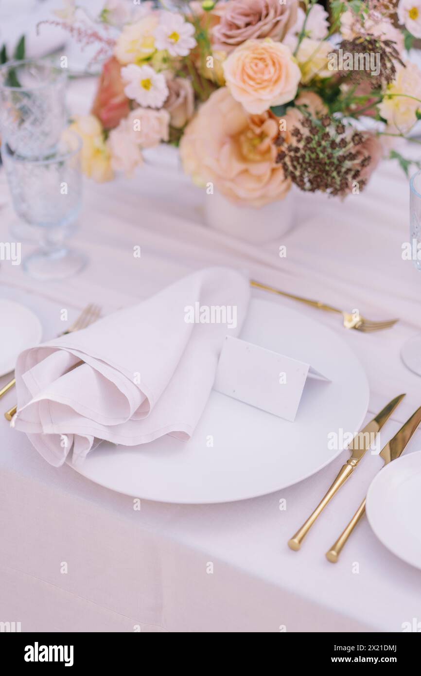 Chic wedding table setting with elegant floral arrangement Stock Photo
