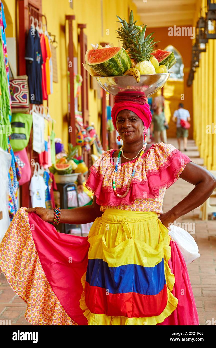 'Palenquera', Fruit seller, Las Bóvedas, Cartagena de Indias, Bolivar, Colombia, South America. Stock Photo