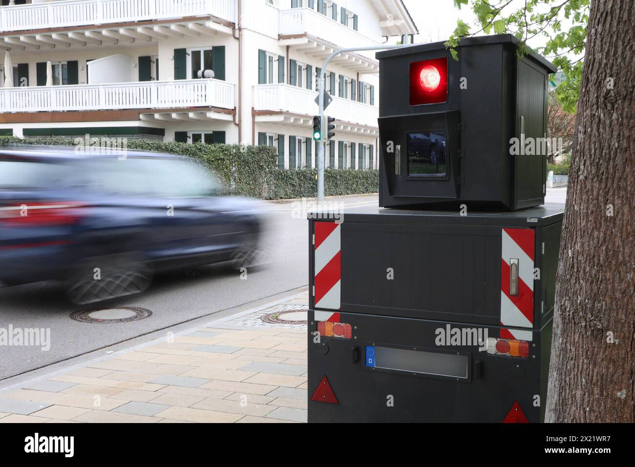 Bayern, Deutschland 19. April 2024: Ein Blitzer, Rotlichtüberwachung, Geschwindigkeitsüberwachung, Blitzer Anhänger an einer Strasse mit vorbeifahrenden Autos, Blitzermarathon, Bussgeld, PKW, zu schnell, Raser, Tempolimit als Symbolbild, Auslöser, Rotlicht, geblitzt,Geschwindigkeitsmessung *** Bavaria, Germany 19 April 2024 A speed camera, red light monitoring, speed monitoring, speed camera trailer on a road with passing cars, speed camera marathon, fine, car, too fast, speeding, speed limit as symbolic image, trigger, red light, flashed, speed measurement Stock Photo