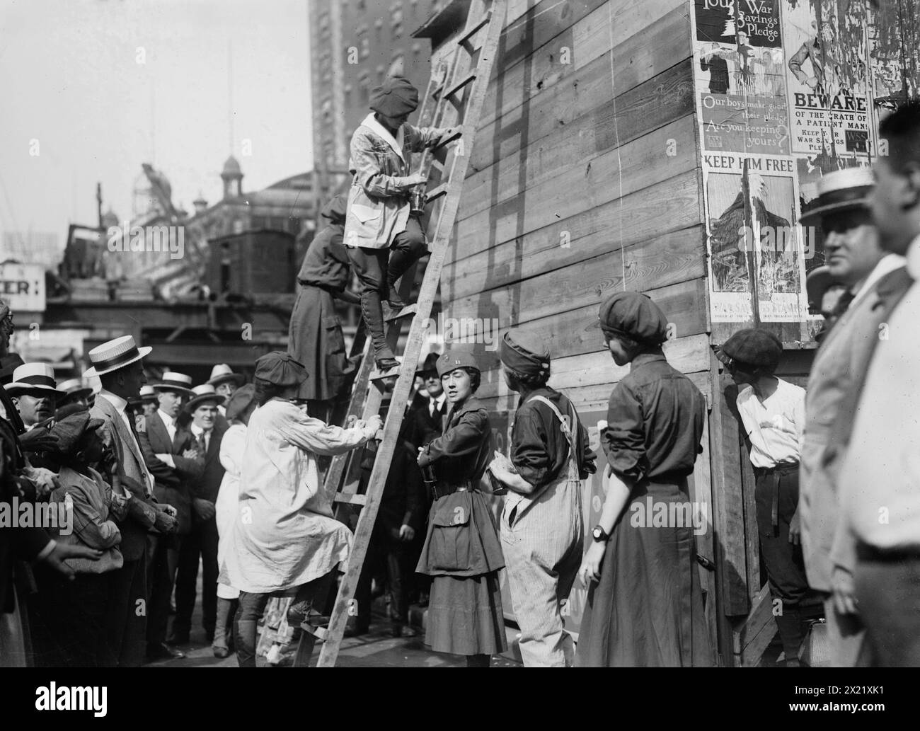 Theater, Times Sq. being painted, 20 Aug 1918. Women of the Woman's Reserve Camouflage Corps of the National League for Woman's Service painting the Times Square War Savings Stamp theater. Stock Photo