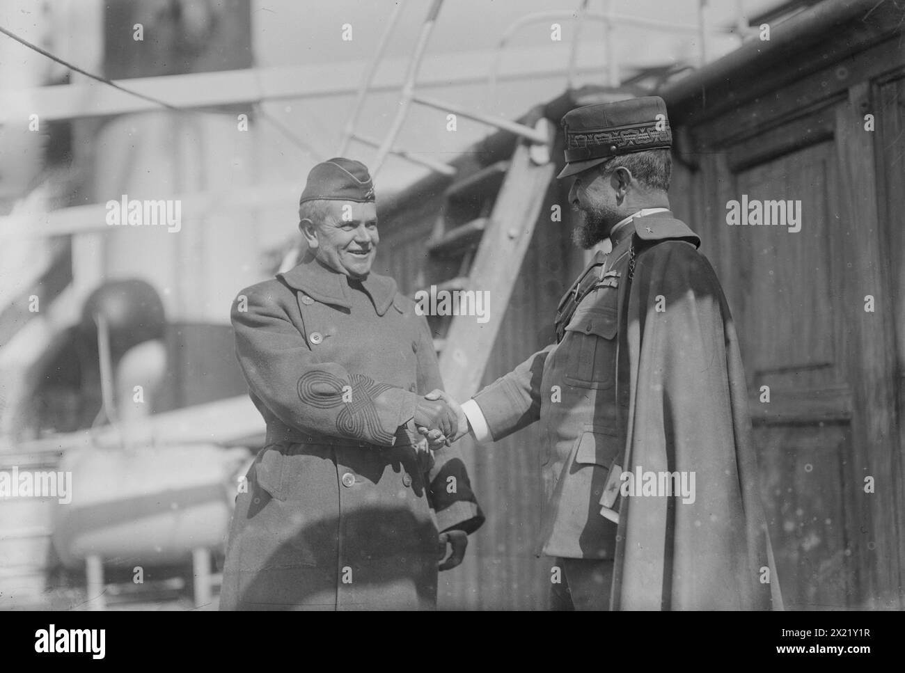 Col. Wm. Wallace &amp; Gen. Guglielmotti, Apr 1919. William Arthur Wallace (1867-1945), commander of the 332nd U.S. Infantry Regiment which served on the Italian front during World War I and returned to New York on the SS Duca d'Aosta on April 14, 1919. He is shaking hands with General Emilio Guglielmotti, Military Attache of the Royal Italian Embassy at Washington, D.C. Stock Photo