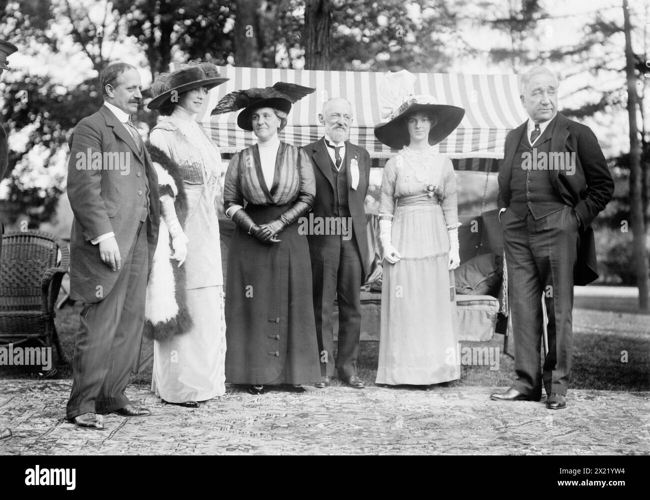 L.L. Bonheur; Mrs. Cochran [i.e., Cockran]; O. Straus &amp; wife; Mrs. T. Roosevelt, Jr.; B. Cochran [i.e., Cockran], 1912. Shows Lucien Laurent Bonheur (b. 1864), Oscar Straus (1850-1926), Bull Moose Party candidate for New York governor in 1912); and Eleanor Butler Roosevelt. Event took place at the country home of politician William Bourke Cockran (1854-1923), Port Washington, Long Island, New York State. Stock Photo