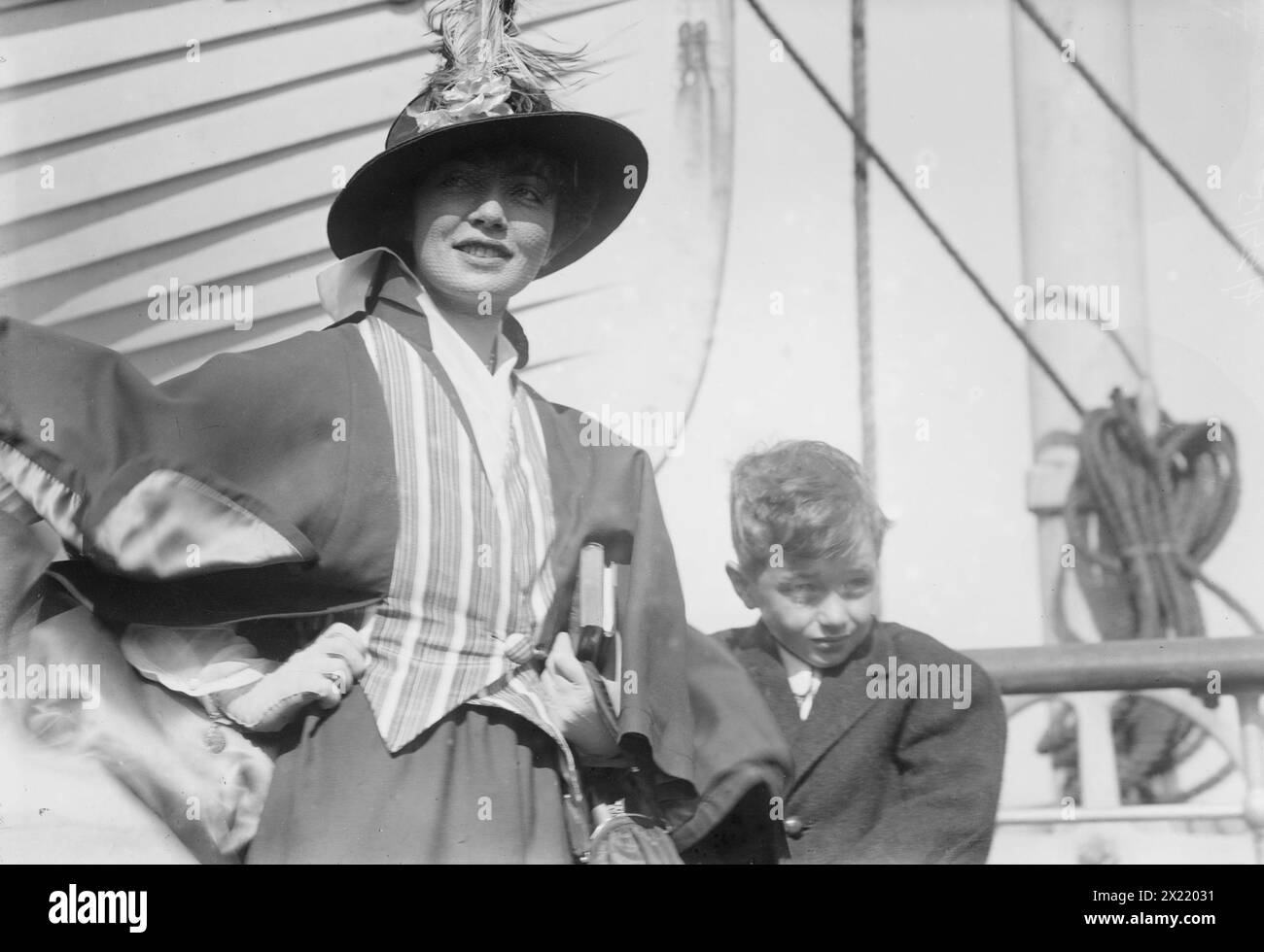 Mrs. D.S. Andrews (A.V. Hayne), 1915. Shows New York City socialite Alma Vetsera Hayne (1890-1919) who married Donald Shields Andrews (1894-1930) on April 24, 1915. Stock Photo