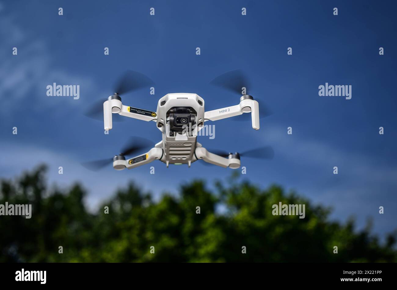 Symbolfoto ausspionieren mittels Drohne Eine DJI Flugdrohne in der Luft., Kleve Nordrhein Westfalen Germany *** Symbol photo spying by drone A DJI flying drone in the air , Kleve North Rhine-Westphalia Germany Stock Photo