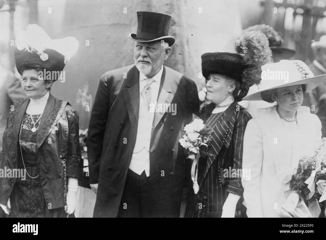 Susan Carey, Gov. J.M. Carey &amp; wife, Dorothy Knight, 1911. Shows Governor of Wyoming Joseph Maull Carey (1845-1924), with his wife and Dorothy Eunice Knight, the daughter of former Chief Justice Jesse Knight of the Wyoming Supreme Court, during the launch of the USS Wyoming, May 25, 1911. Stock Photo