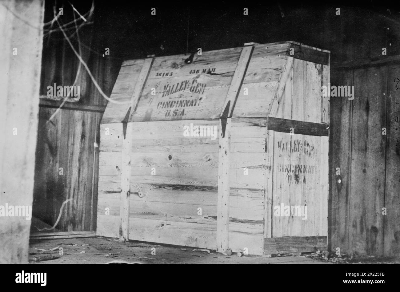 Dynamite box at Indianapolis, (Jones Barn), 1910.  Shows the Jones barn in Indianapolis, Indiana. It relates to the brothers James McNamara and John McNamara and the Iron Workers Union dynamite conspiracy and trial, 1910-1911.   The Jones Barn, located in Indianapolis, Indiana, played a significant role in the McNamara brothers&#x2019; dynamite conspiracy and trial during 1910-1911. The investigation into the Los Angeles Times bombing led authorities to raid the headquarters of the International Association of Bridge and Structural Iron Workers at this very location. Stock Photo