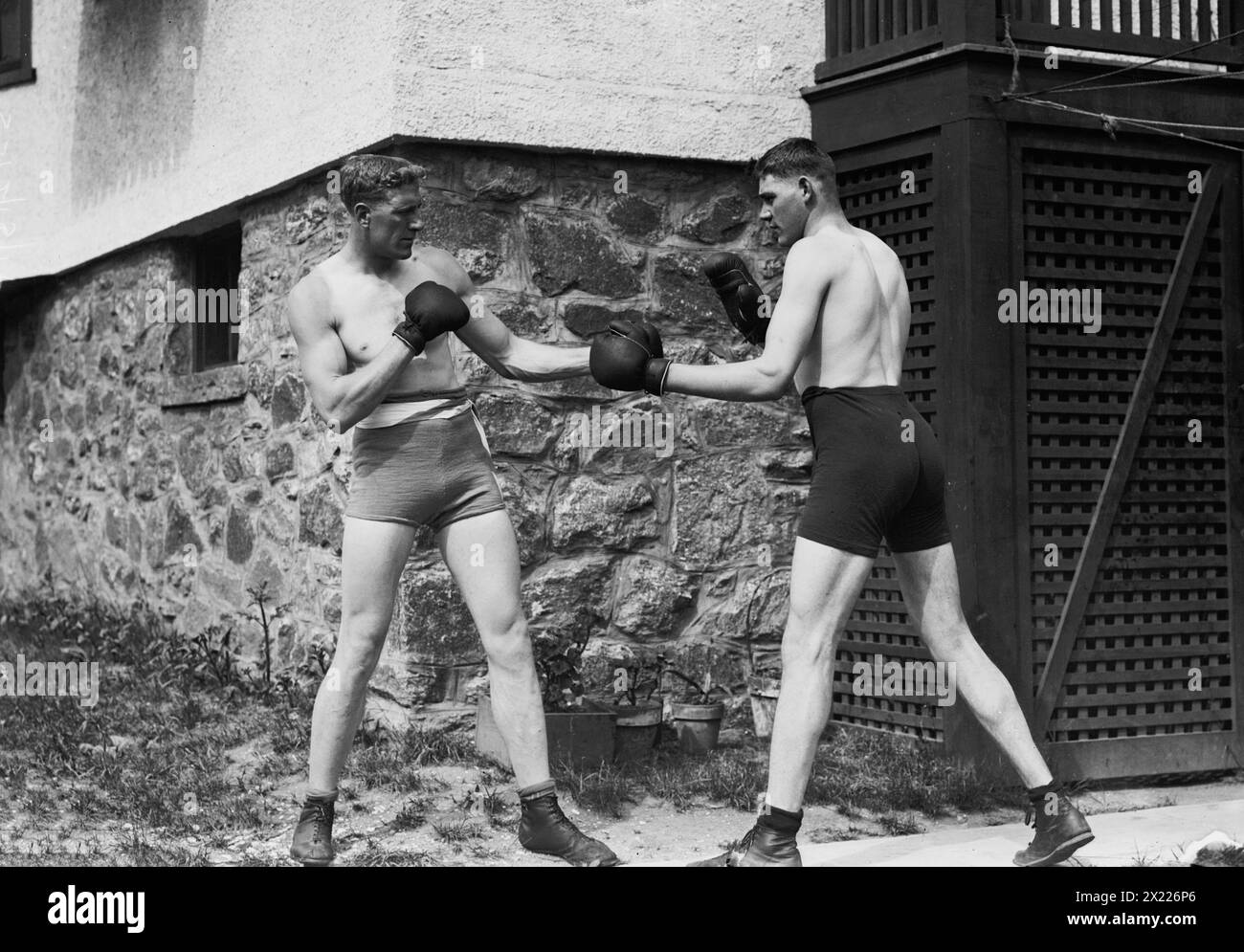 Wells &amp; Coffey, 1912. Shows English boxer Bombardier Billy (William Thomas) Wells (1889-1967) sparring with Jim Coffey, the Roscommon Giant (1891-1959), in Rye, New York, to prepare for a fight with Al Panzer. Stock Photo