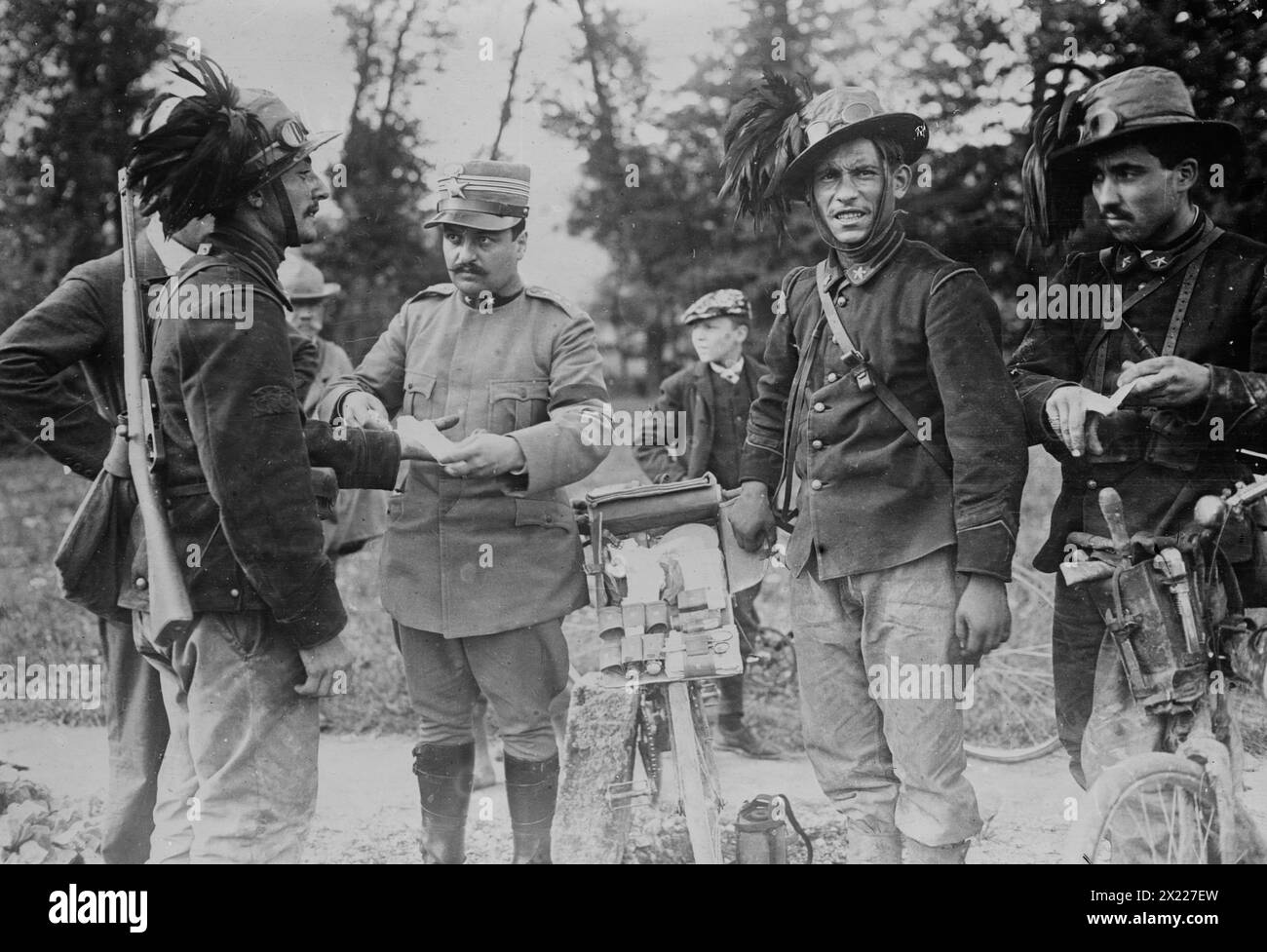 Surgeon treating wounded, Tripoly i.e., Tripoli, between c1910 and c1915. Shows Italian surgeon with wounded soldiers at Tripoli, Libya during the Turco-Italian War (Italo-Turkish War) which took place between September 1911 and October 1912. Stock Photo
