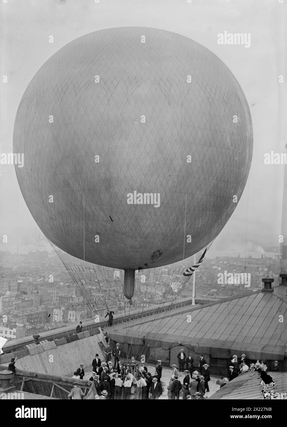 Balloon At Wanamakers 1911 Shows The Hydrogen Balloon Wanamaker No balloon-at-wanamakers-1911-shows-the-hydrogen-balloon-wanamaker-no