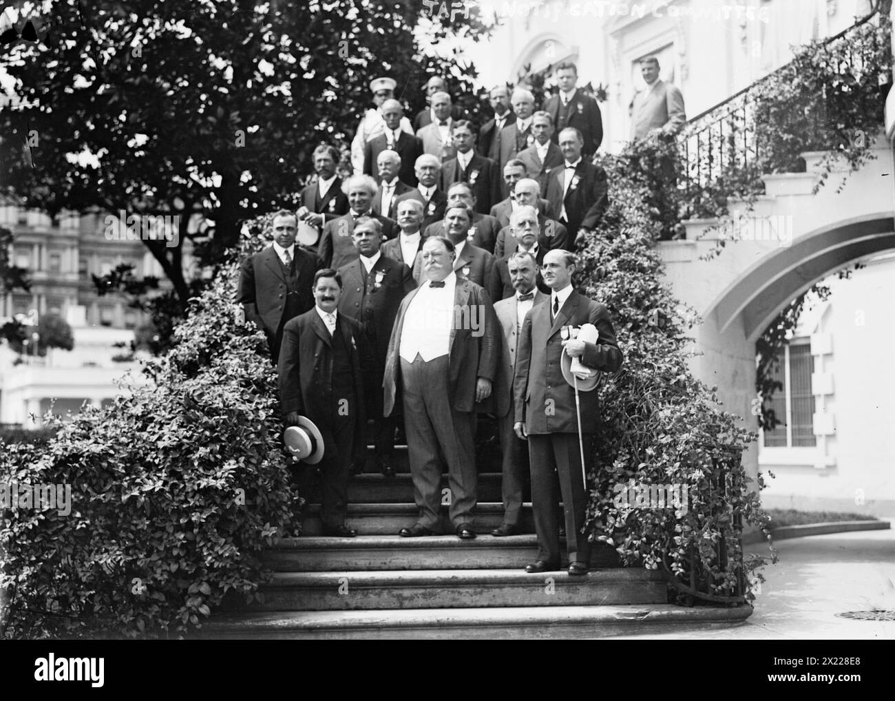 Taft Notification Committee, 1912. Shows a group at the White House, Washington, D.C., including Luther A. Brewer of Cedar Rapids, Iowa, standing to the left of President William Howard Taft. Stock Photo