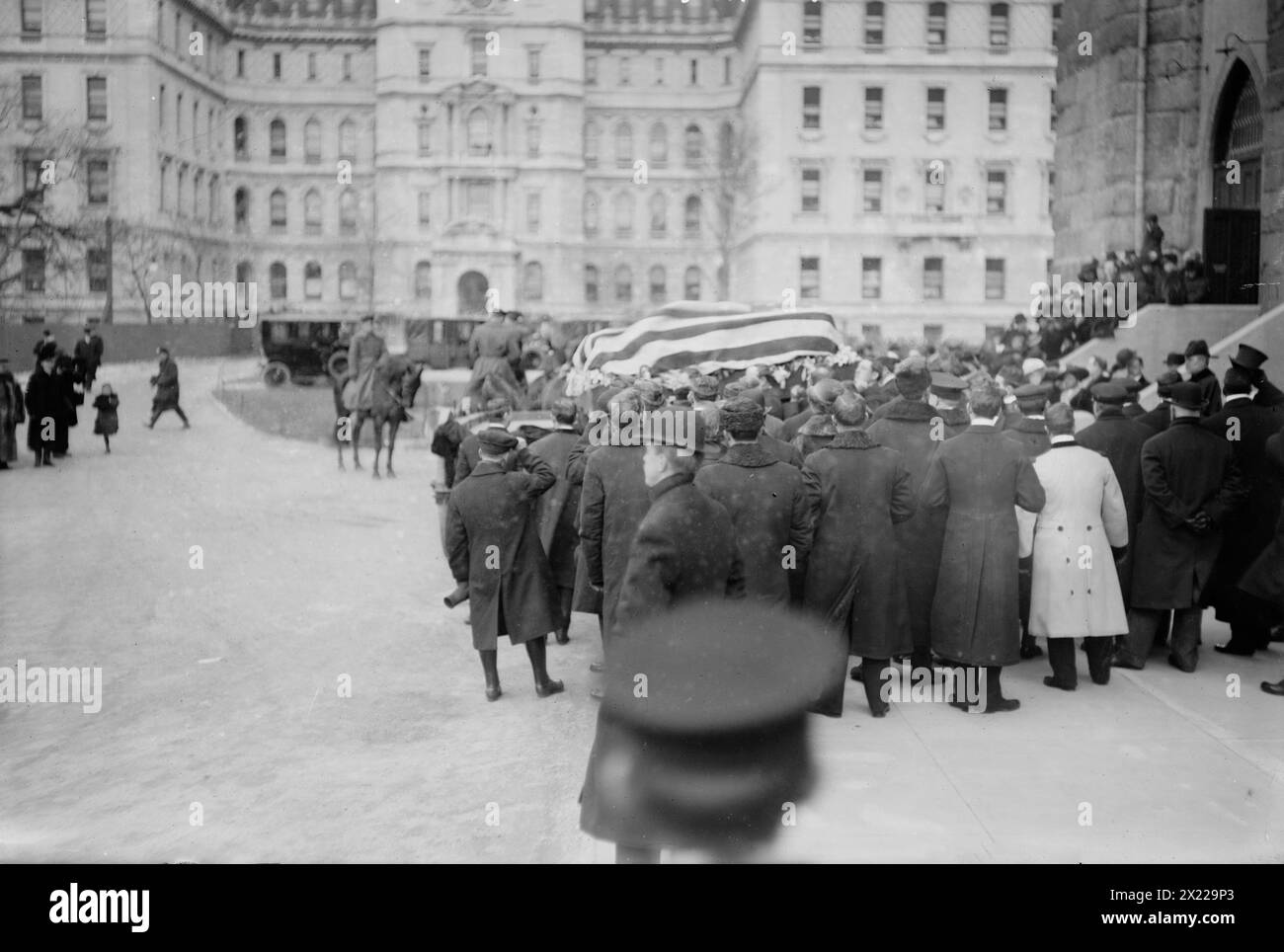 Reid funeral leaving cathedral, 1913. Shows cars and crowd outside the Cathedral of St. John the Divine, New York City, during the funeral of Whitelaw Reid, American Ambassador to Great Britain. Stock Photo