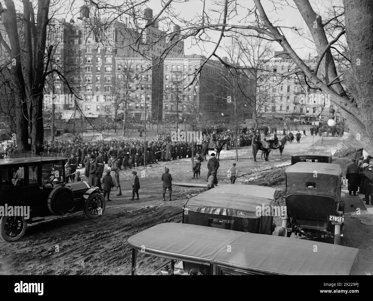 Reid Funeral, 1913. Shows cars and crowd gathered outside the Cathedral of St. John the Divine in New York City for the funeral of Whitelaw Reid, American Ambassador to Great Britain. Stock Photo