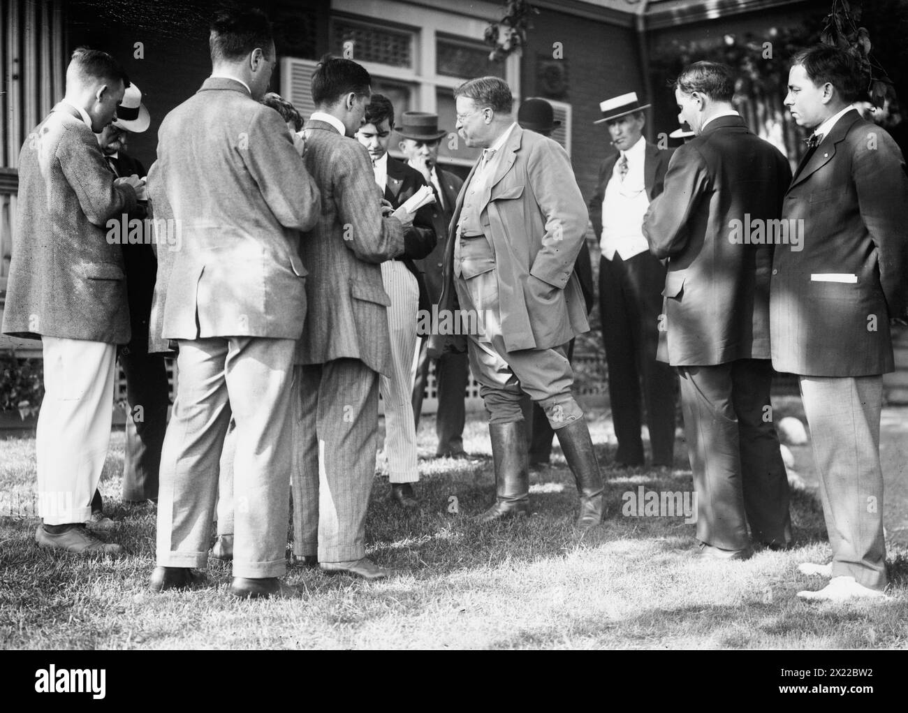 Roosevelt &amp; reporters, Sagamore Hill, 1912. Shows President Theodore Roosevelt with reporters at his home, Sagamore Hill, Cove Neck, Long Island, New York. Stock Photo