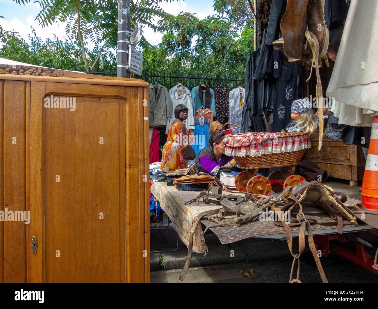 MONTREUIL (Paris), France, French Antiques Market, People, Street Scene, Women Shopping for Used Vintage Objects in Flea Market, Suburbs, Stock Photo