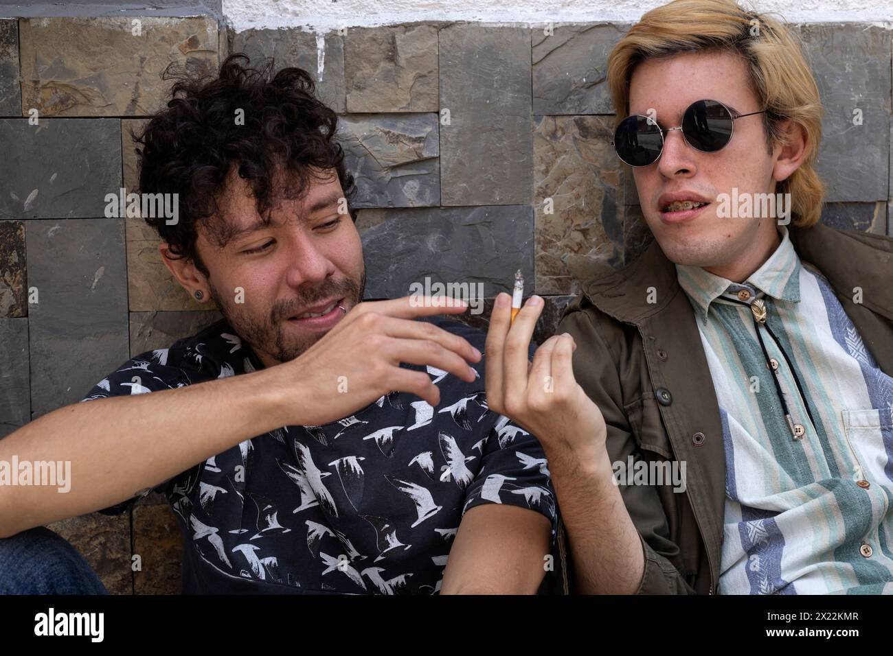 sharing cigarettes Sharing a cigarette hi-res stock photography and images