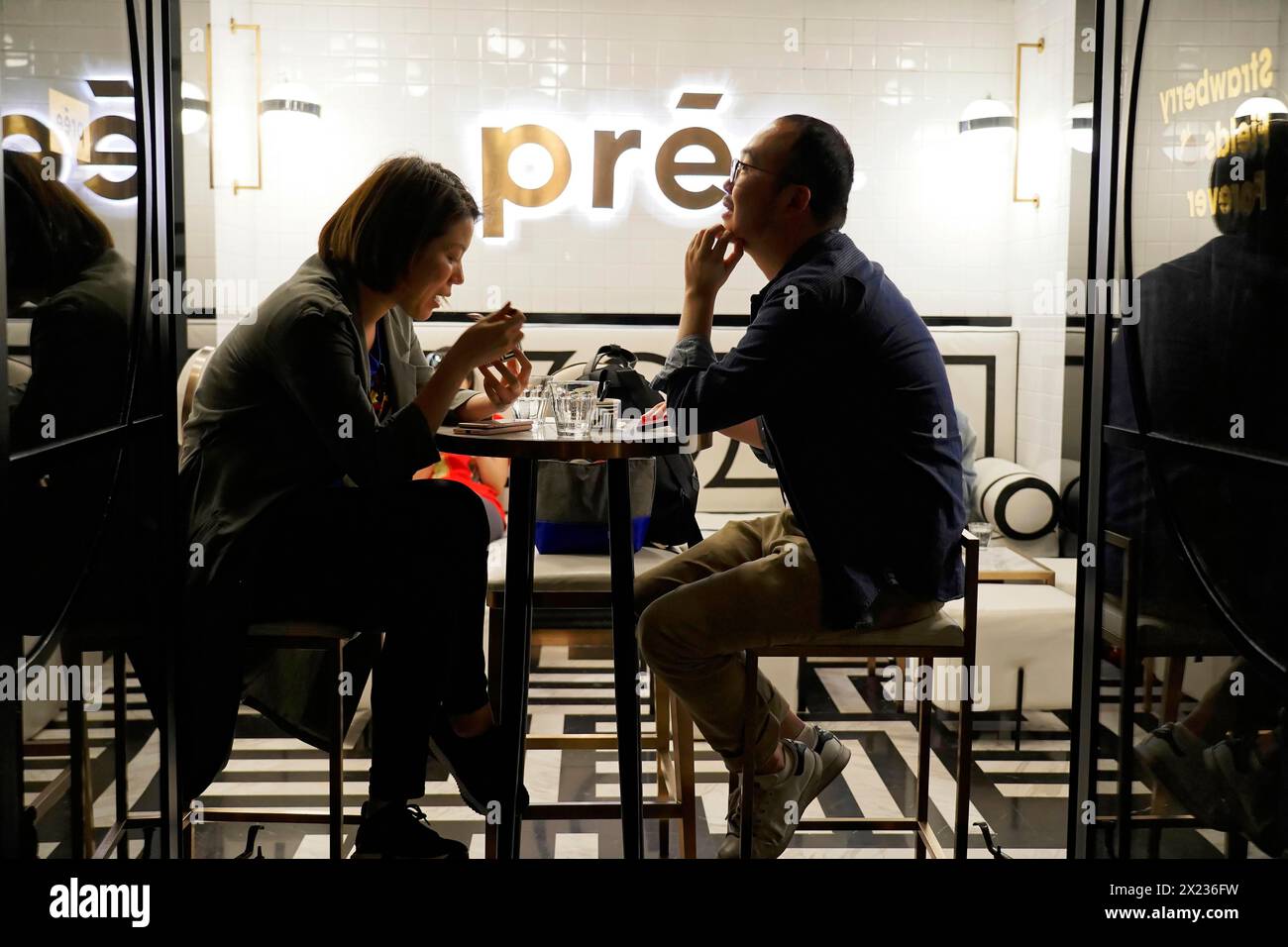 Evening stroll through Shanghai to the sights, Shanghai, A couple sits in a cafe chatting in a relaxed atmosphere in the evening, Shanghai, People's Stock Photo