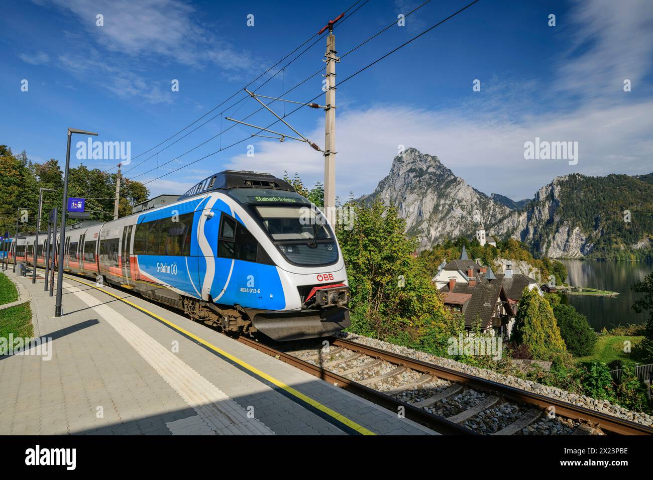 Train passes Traunsee and Traunstein, near Traunkirchen, Salzkammergutbahn, Salzkammergut, Upper Austria, Austria Stock Photo