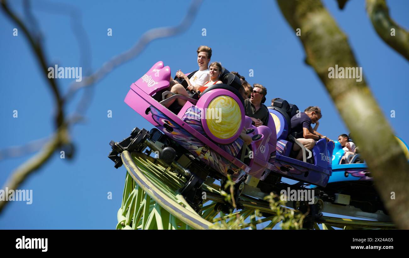 Young people have fun on the &ldquo;Dwervelwind&rdquo; spinning rollercoaster 