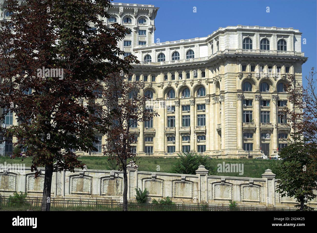 București, Bucharest, Rumänien Romania; Palatul Parlamentului; Palace of the Parliament; Parlamentspalast; Palacio del Parlamento Rumano; Pałac Ludowy Stock Photo