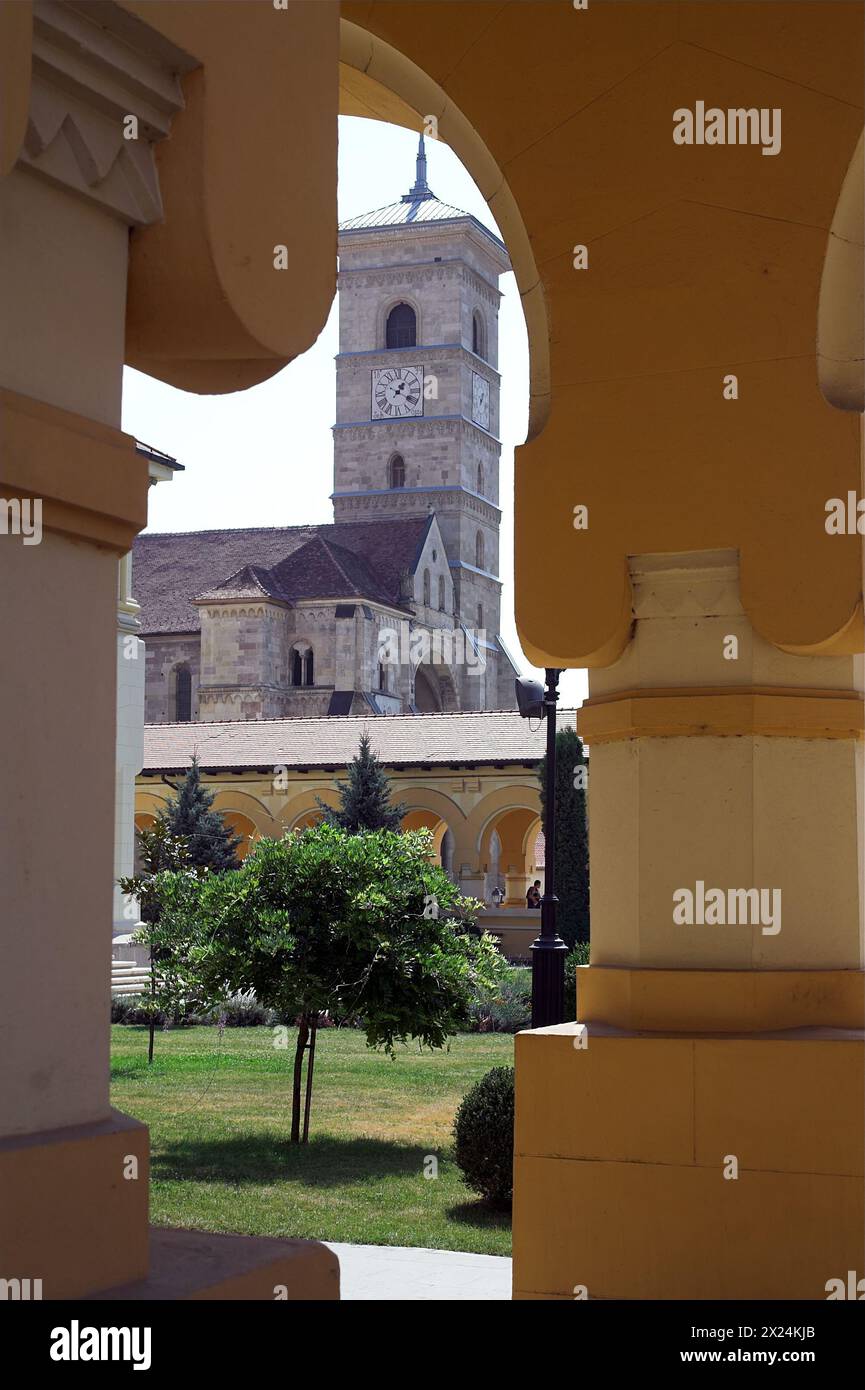 Alba Iulia Rumänien Romania; St. Michael's Catholic Cathedral exterior; Katholische Kathedrale St. Michael von außen; Catedral Católica de San Miguel Stock Photo