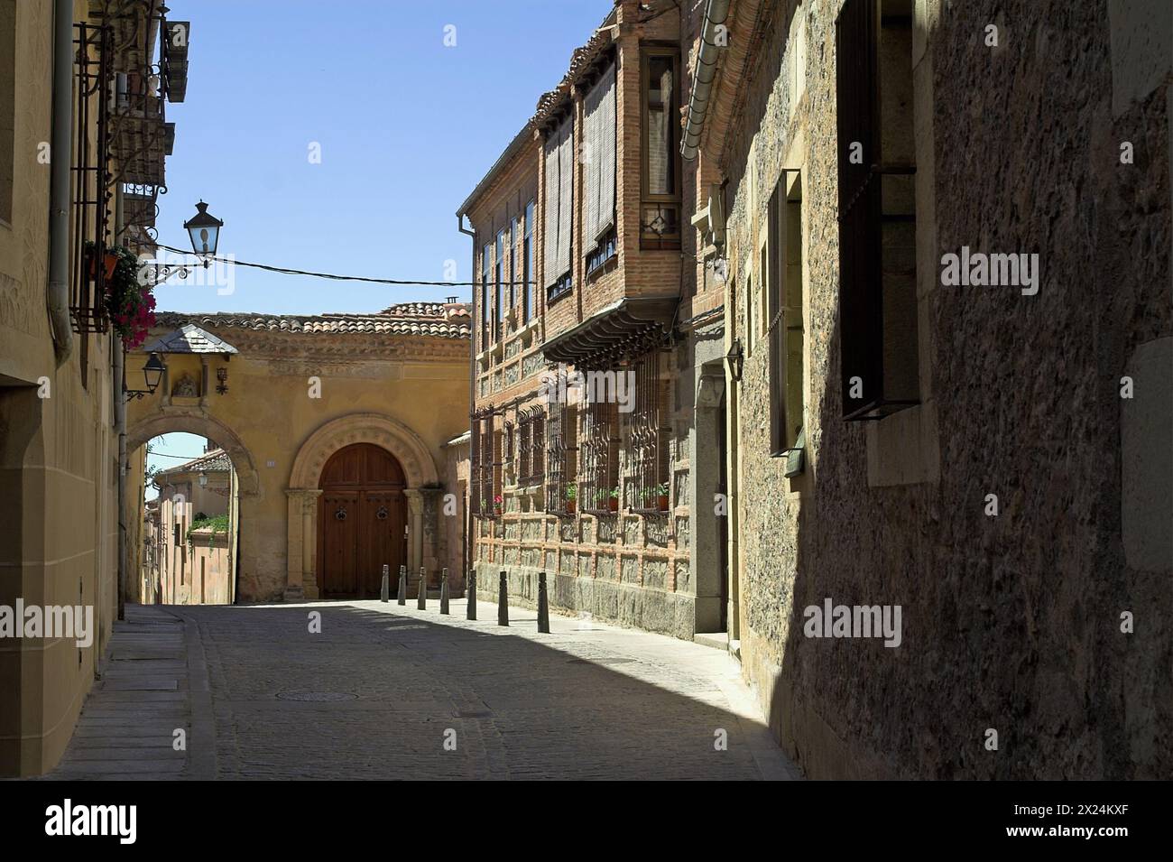 Segovia, Spain, España, Spanien; empty street in the Old Town at noon; Leere Straße in der Altstadt am Mittag; Calle vacía en el casco antiguo Stock Photo