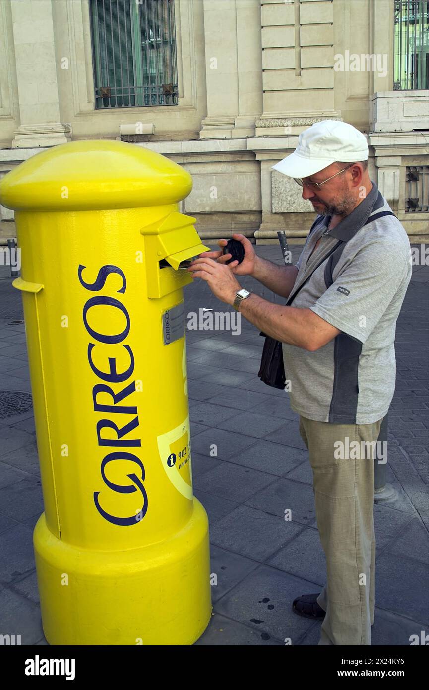 Sevilla, Spain, España, Spanien; man puts a letter into the mailbox; Mann legt einen Brief in den Briefkasten; El hombre pone una carta en el buzón. Stock Photo