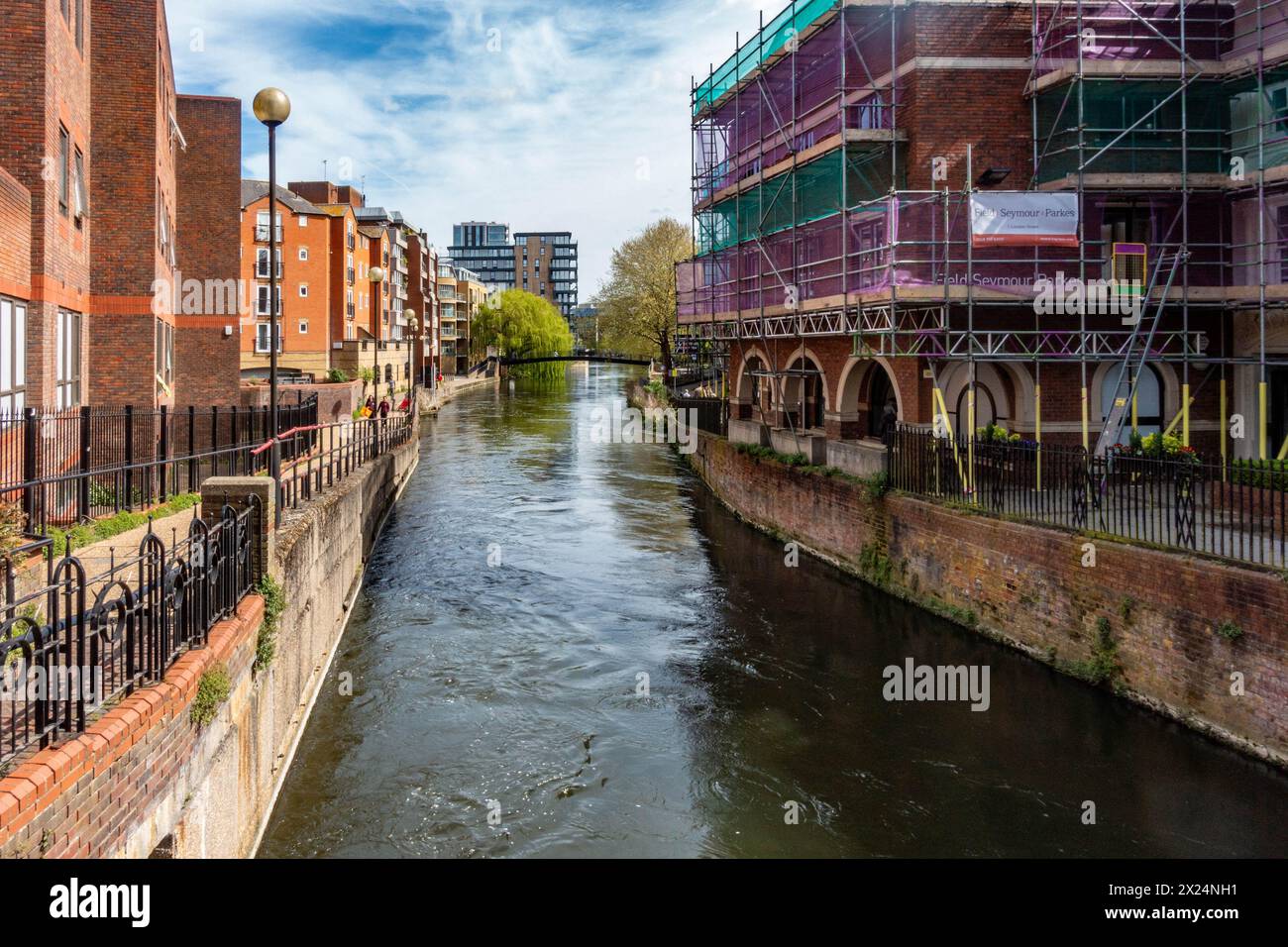 The River Kennet flows through Reading town centre in Berkshire, UK Stock Photo