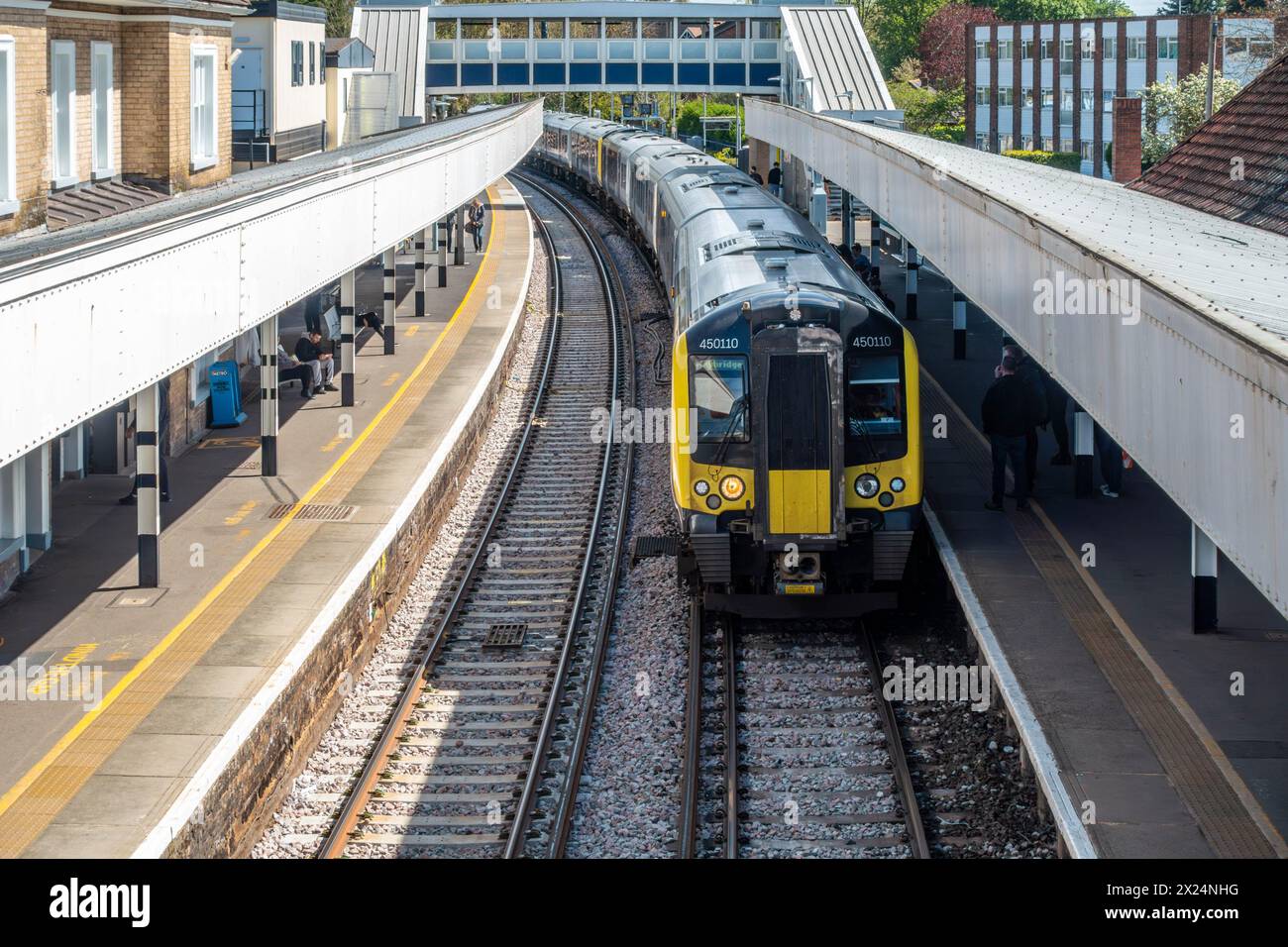 Railway station platform canopy hires stock photography and images Alamy