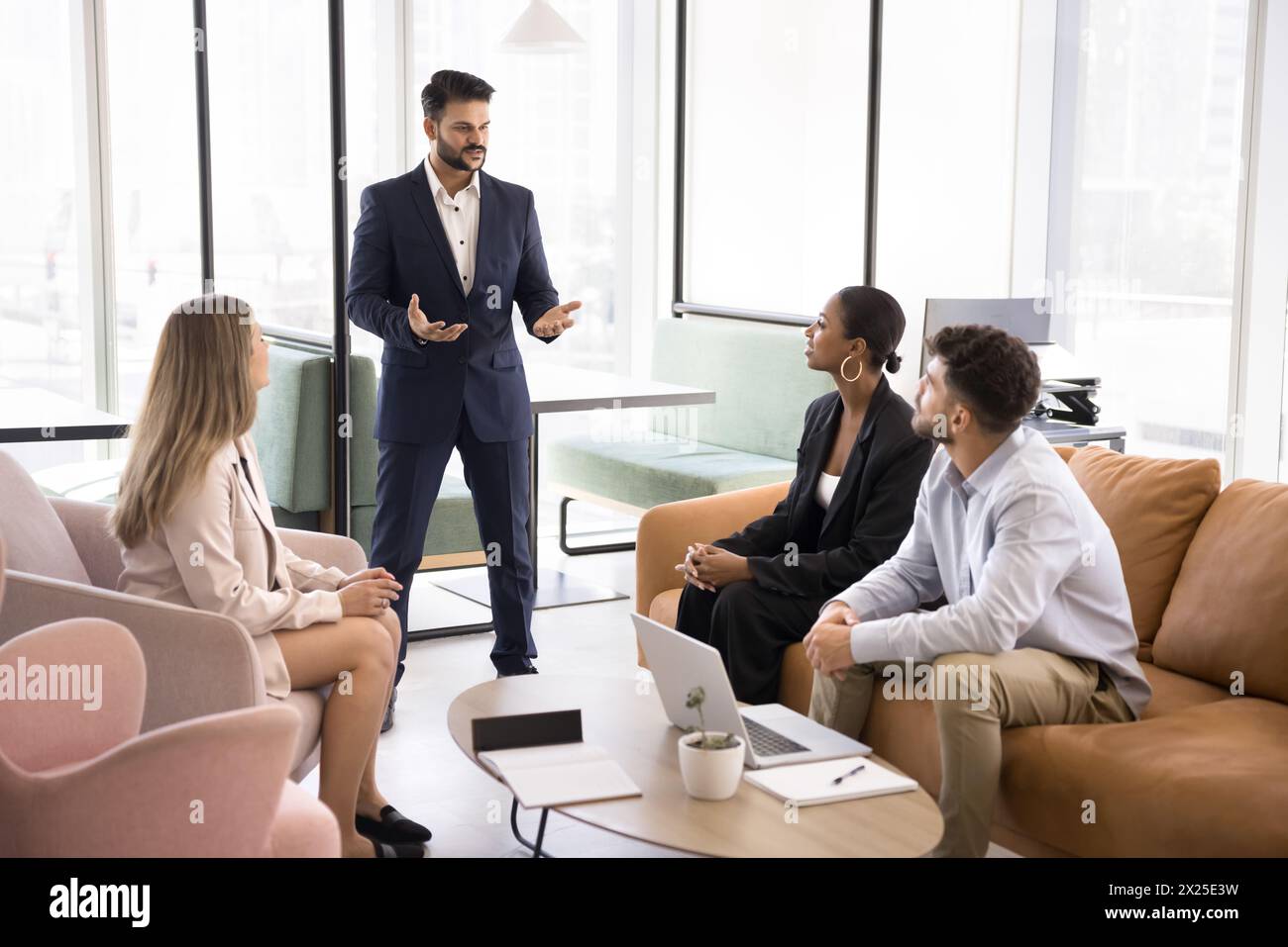 Young diverse team hi-res stock photography and images - Alamy