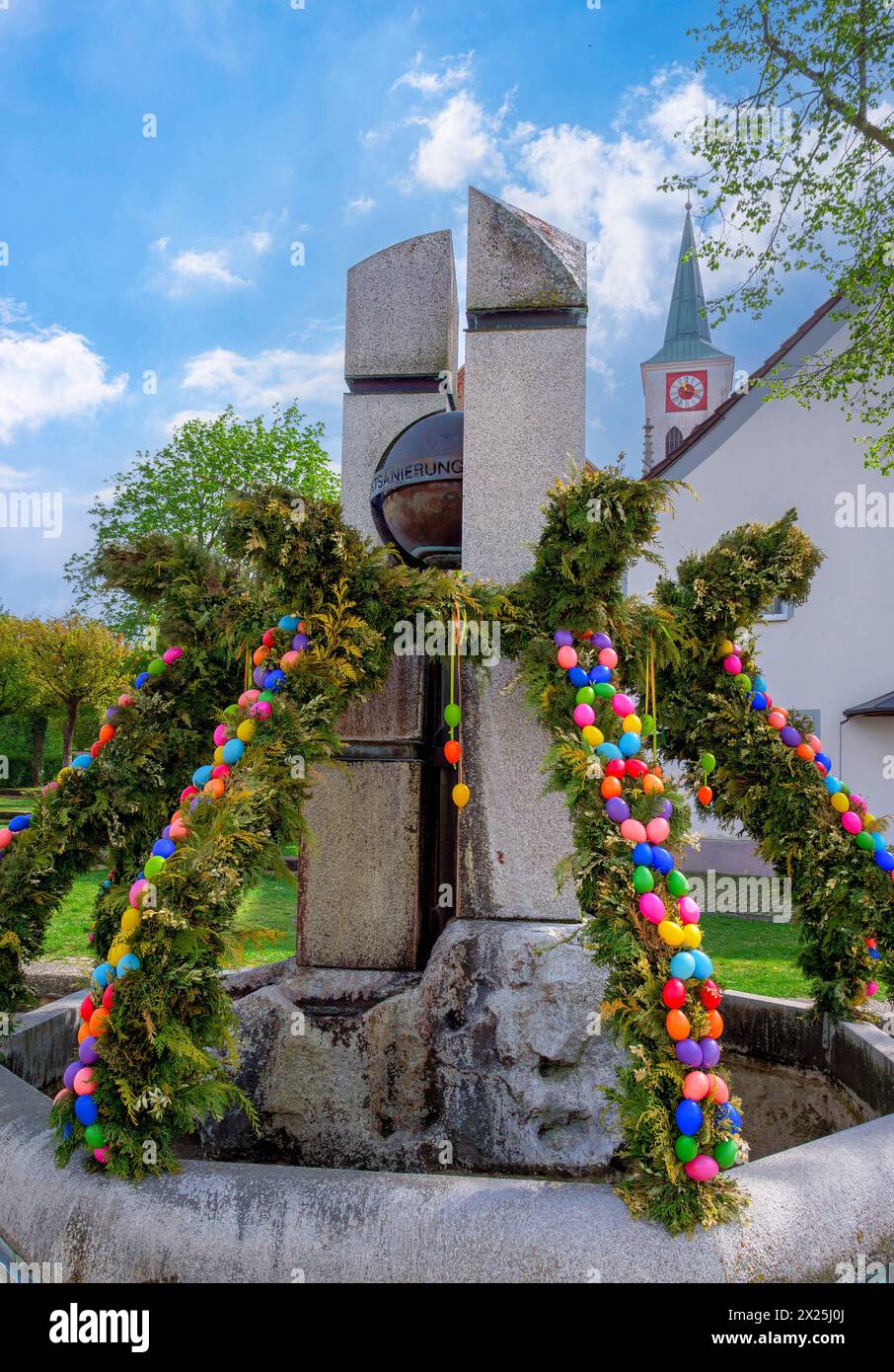 Schön dekorierter Osterbrunnen in Wallersdorf, Niederbayern, Bayern, Deutschland Schön dekorierter Osterbrunnen in Wallersdorf, Niederbayern, Bayern, Stock Photo