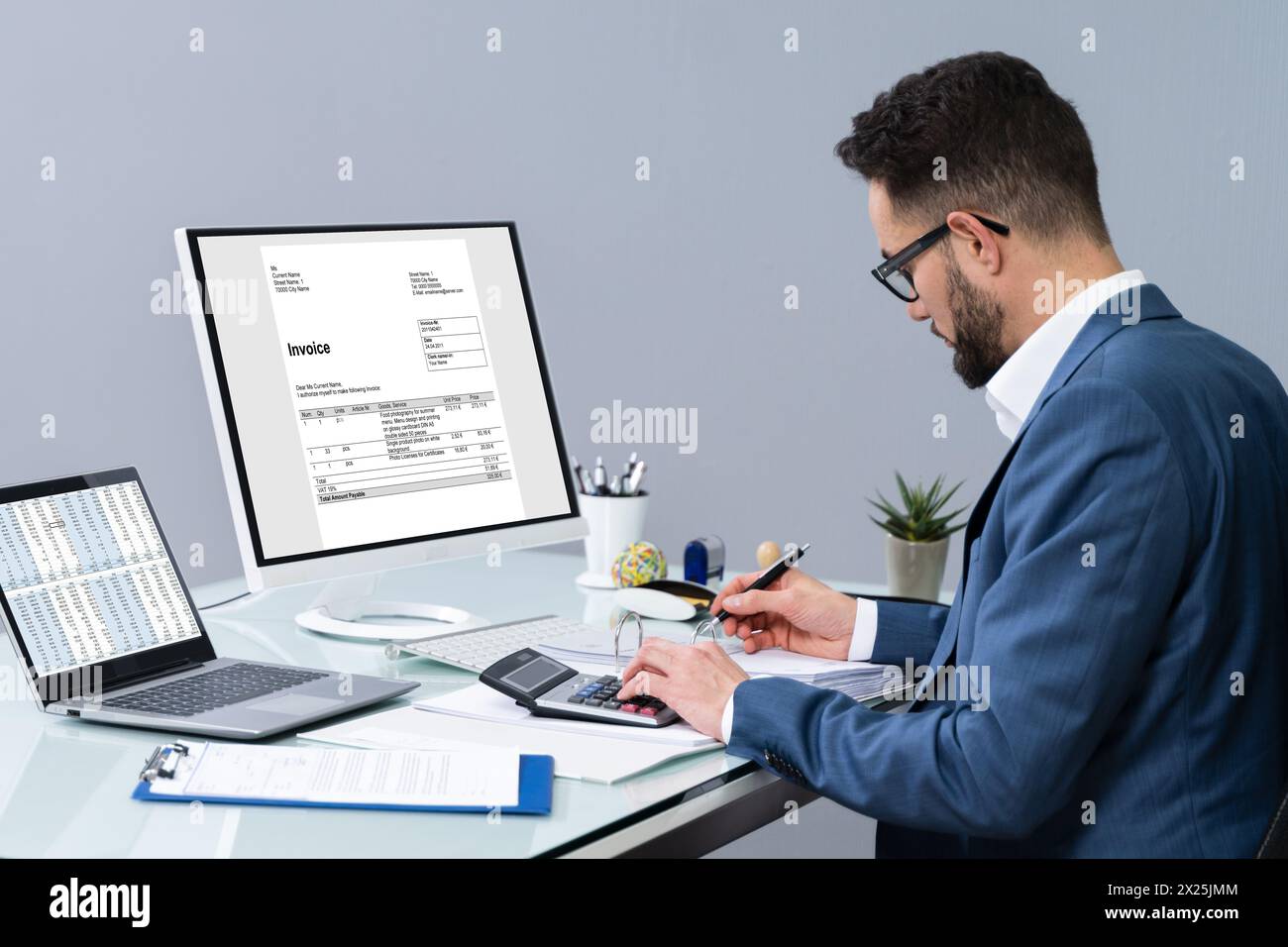 Manage accounts online hi-res stock photography and images - Alamy