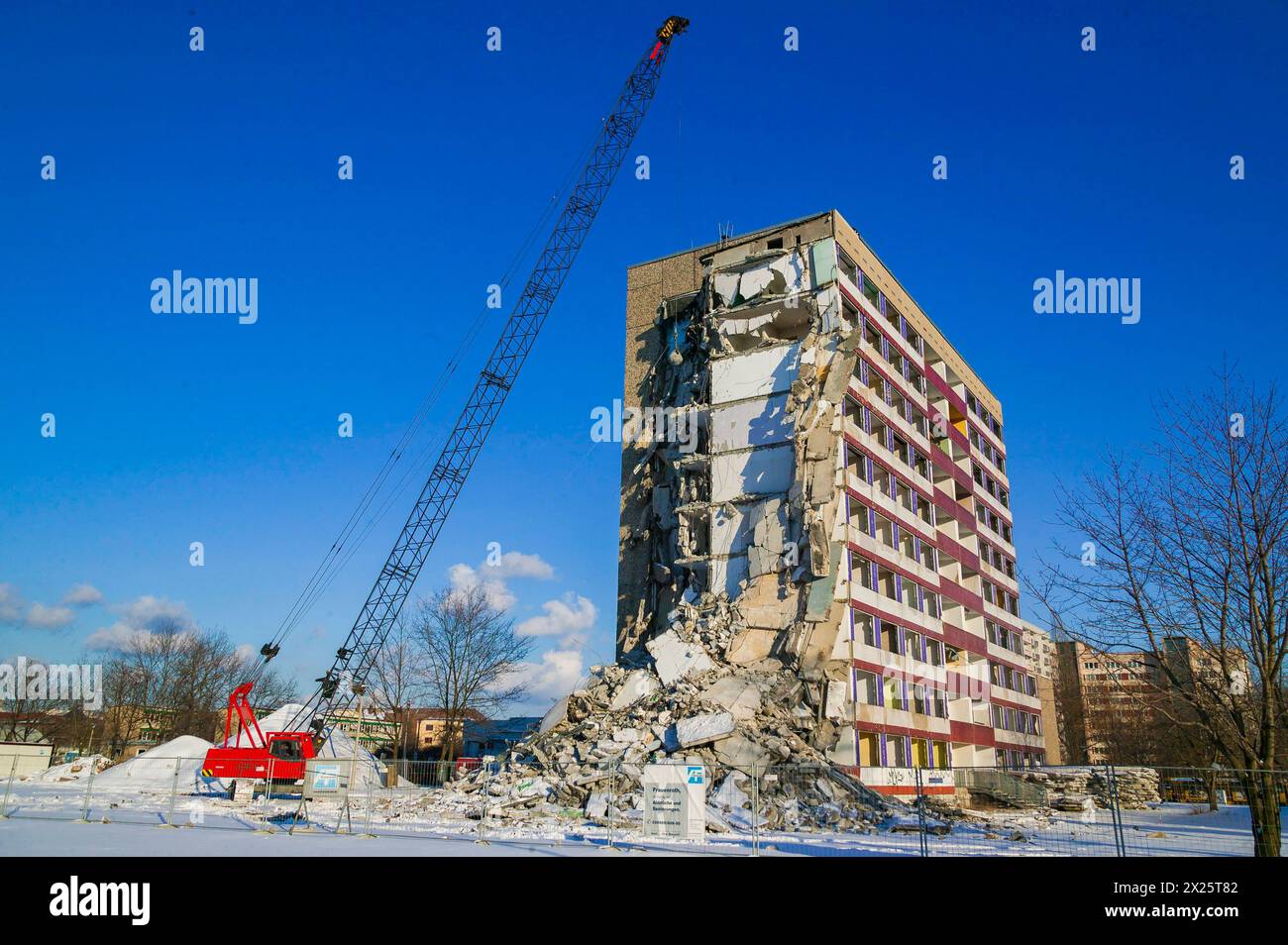 Stadtumbau Abriss von Plattenbauten IW 67 am Strassburger Platz. Der Abriss erfolgte im Rahmen des Bund-Länder-Förderprogrammes Stadtumbau Ost. Für die Vernichtung des sozialen Wohnungsbaus wurden insgemsamt 6,4 Millionen Euro Fördermittel verbraucht Dresden Sachsen Deutschland *** Urban redevelopment Demolition of prefabricated buildings IW 67 on Strassburger Platz The demolition was carried out as part of the federal state funding program Stadtumbau Ost A total of 6.4 million euros in funding was used to destroy social housing Dresden Saxony Germany Stock Photo