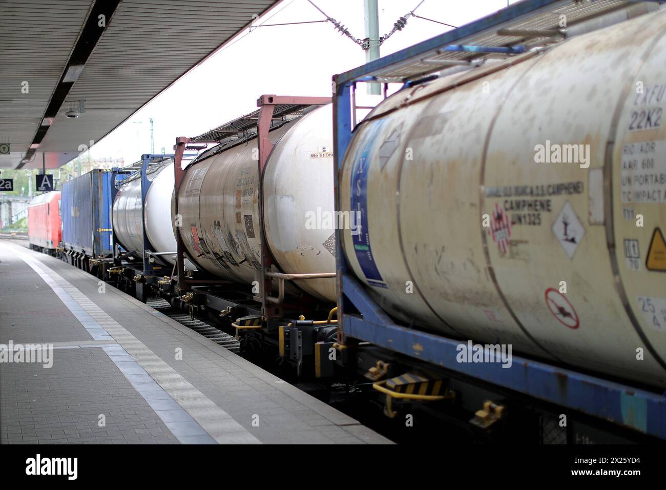 18.04.2024, Mannheim, Ein Güterzug steht am Bahnhof Baden-Württemberg Deutschland *** 18 04 2024, Mannheim, A freight train stands at the station Baden Württemberg Germany Stock Photo