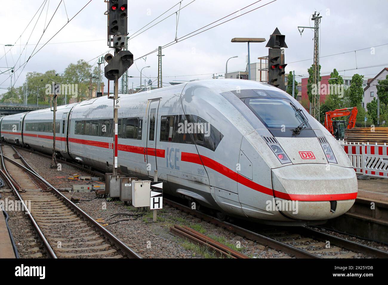 18.04.2024, Mannheim, Reisen mit der Deutschen Bahn. Ein ICE Intercity-Express Zug fährt in einen Bahnhof ein Baden-Württemberg Deutschland *** 18 04 2024, Mannheim, Traveling with Deutsche Bahn An ICE Intercity Express train pulls into a station Baden Württemberg Germany Stock Photo