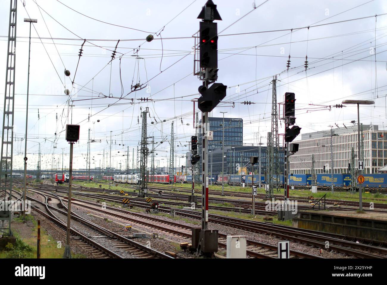 18.04.2024, Mannheim, Gleise und Signalanlage am Hauptbahnhof Baden-Württemberg Deutschland *** 18 04 2024, Mannheim, tracks and signaling system at the main station Baden Württemberg Germany Stock Photo