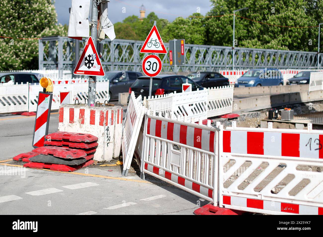 18.04.2024, München, Großbaustelle in der Innenstadt. Der Straßenverkehr wird stark beeinflusst. Blick auf Baustellenschilder an einer Straßenkreuzung. Bayern Deutschland *** 18 04 2024, Munich, major construction site in the city center Road traffic is heavily affected View of roadworks signs at a road junction Bavaria Germany Stock Photo