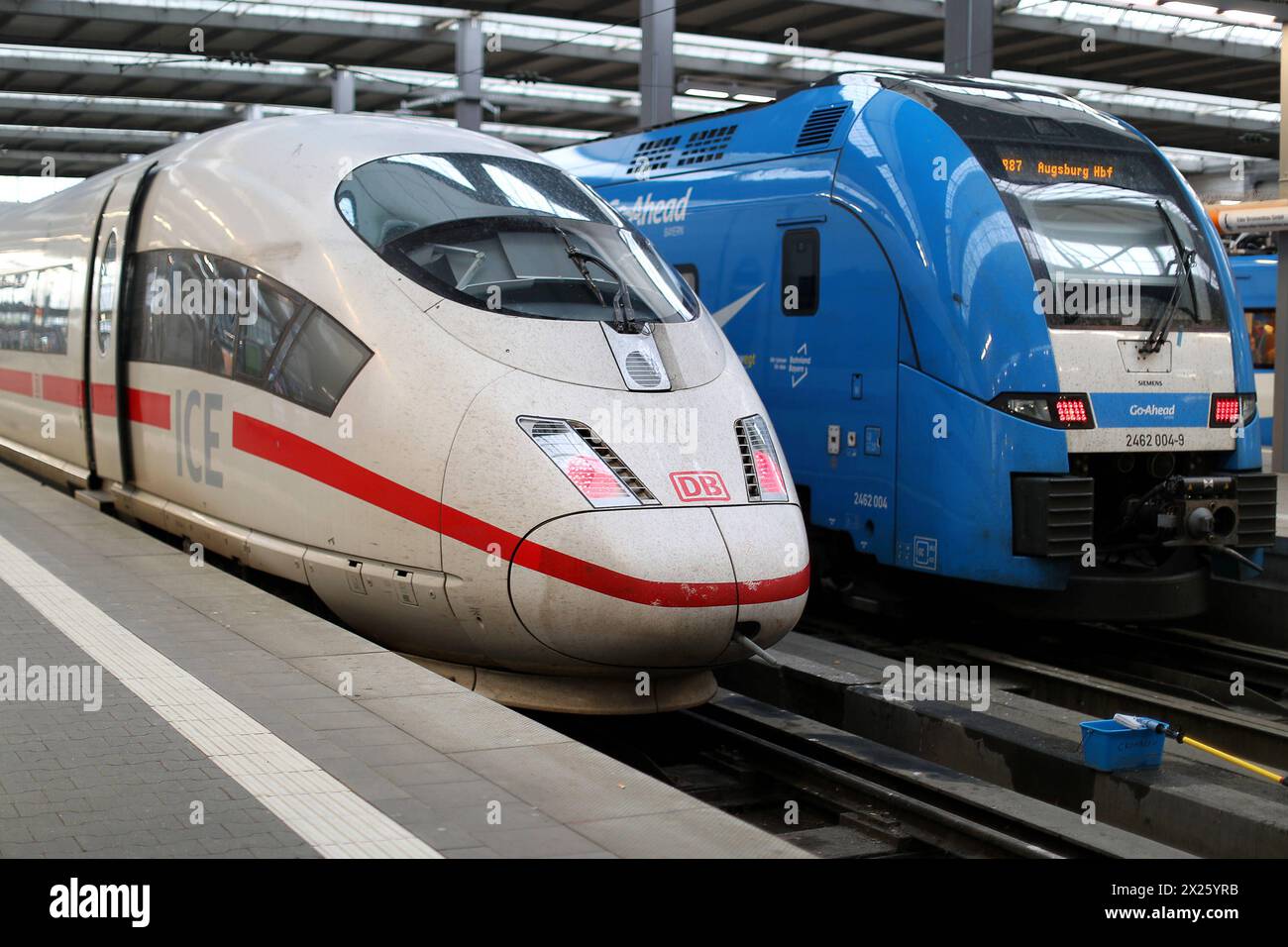 18.04.2024, München, Reisen mit der Deutschen Bahn, Ein ICE und eine Regionalbahn stehen am Hauptbahnhof. Bayern Deutschland *** 18 04 2024, Munich, Traveling with Deutsche Bahn, An ICE and a regional train stand at the main station Bavaria Germany Stock Photo