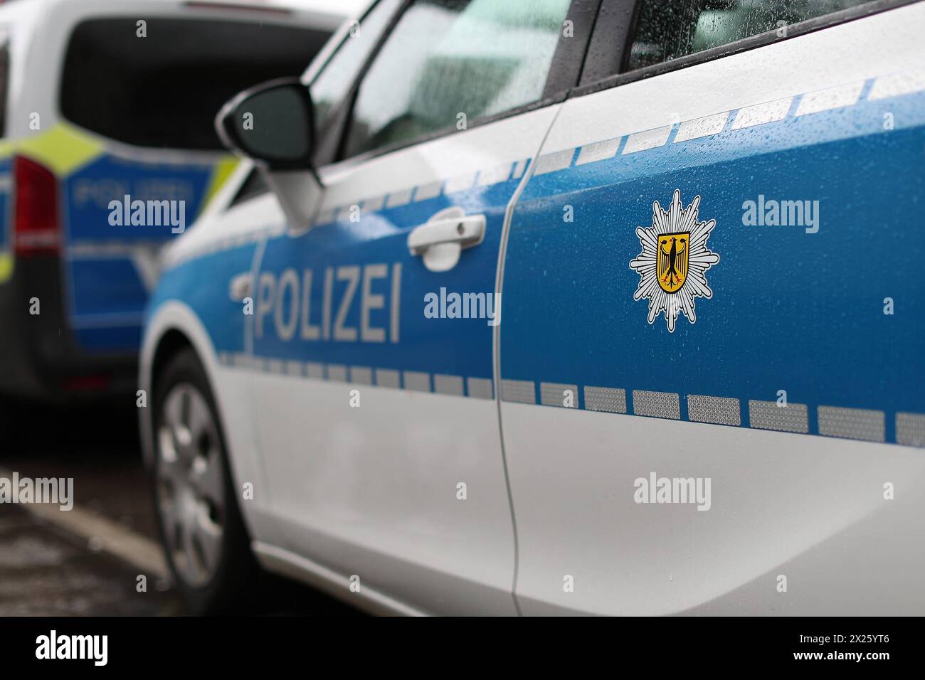 18.04.2024, München, Einsatzfahrzeuge der Bundespolizei stehen am Hauptbahnhof. Schriftzug Polizei in Nahaufnahme. Bayern Deutschland *** 18 04 2024, Munich, Federal Police vehicles parked at the main station Police lettering close-up Bavaria Germany Stock Photo