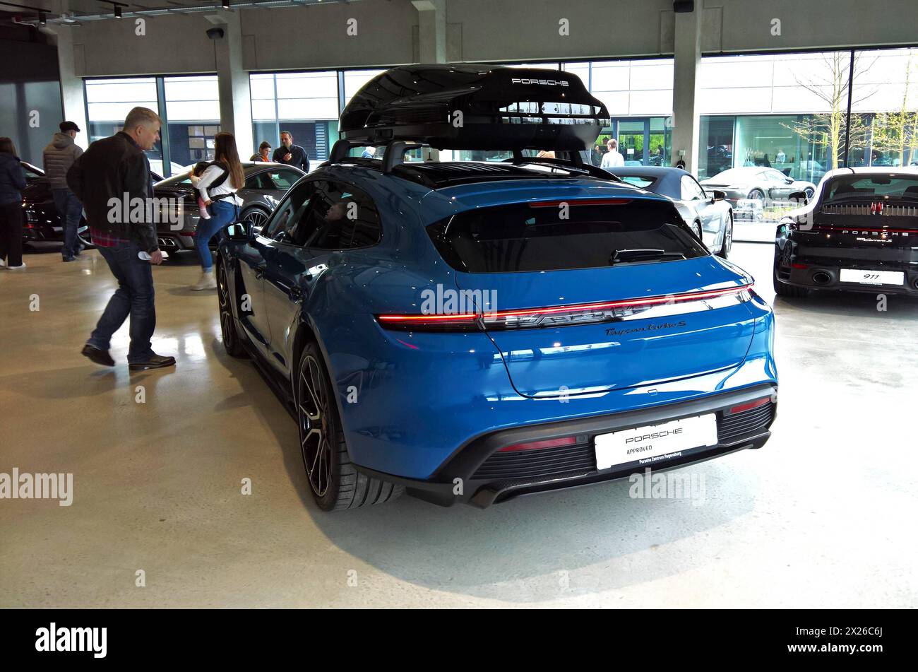 Porsche Zentrum Regensburg, Neueröffnung. Foto: Porsche Taycan Turbo S ...