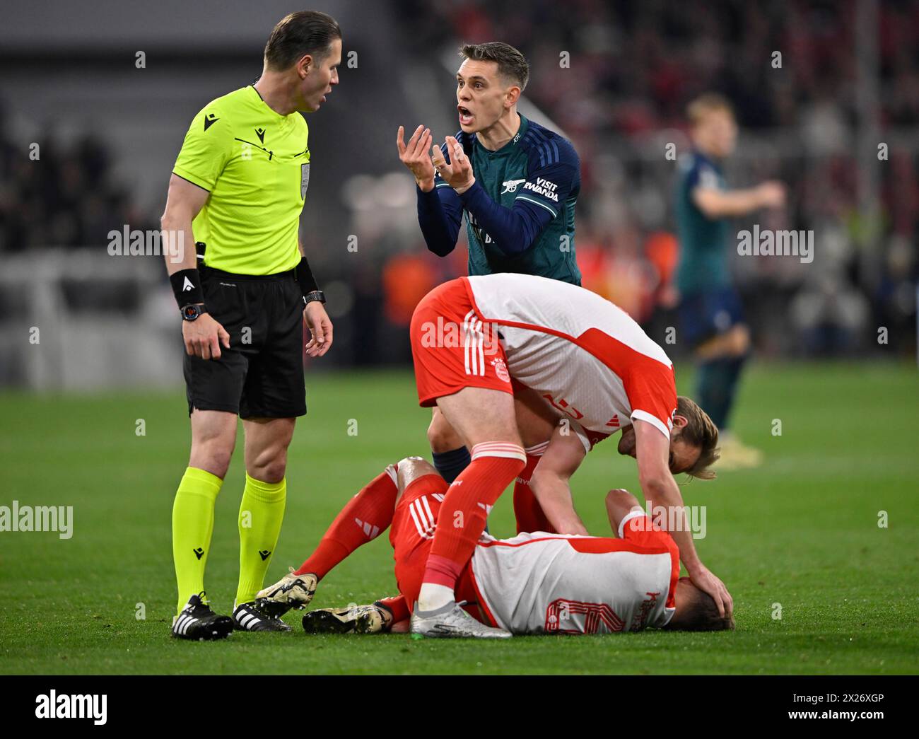 Referee Danny Makkelie (NED) in conversation, discussion with Leandro Trossard FC Arsenal (19), gesture gesture gesture, Joshua Kimmich FC Bayern Stock Photo