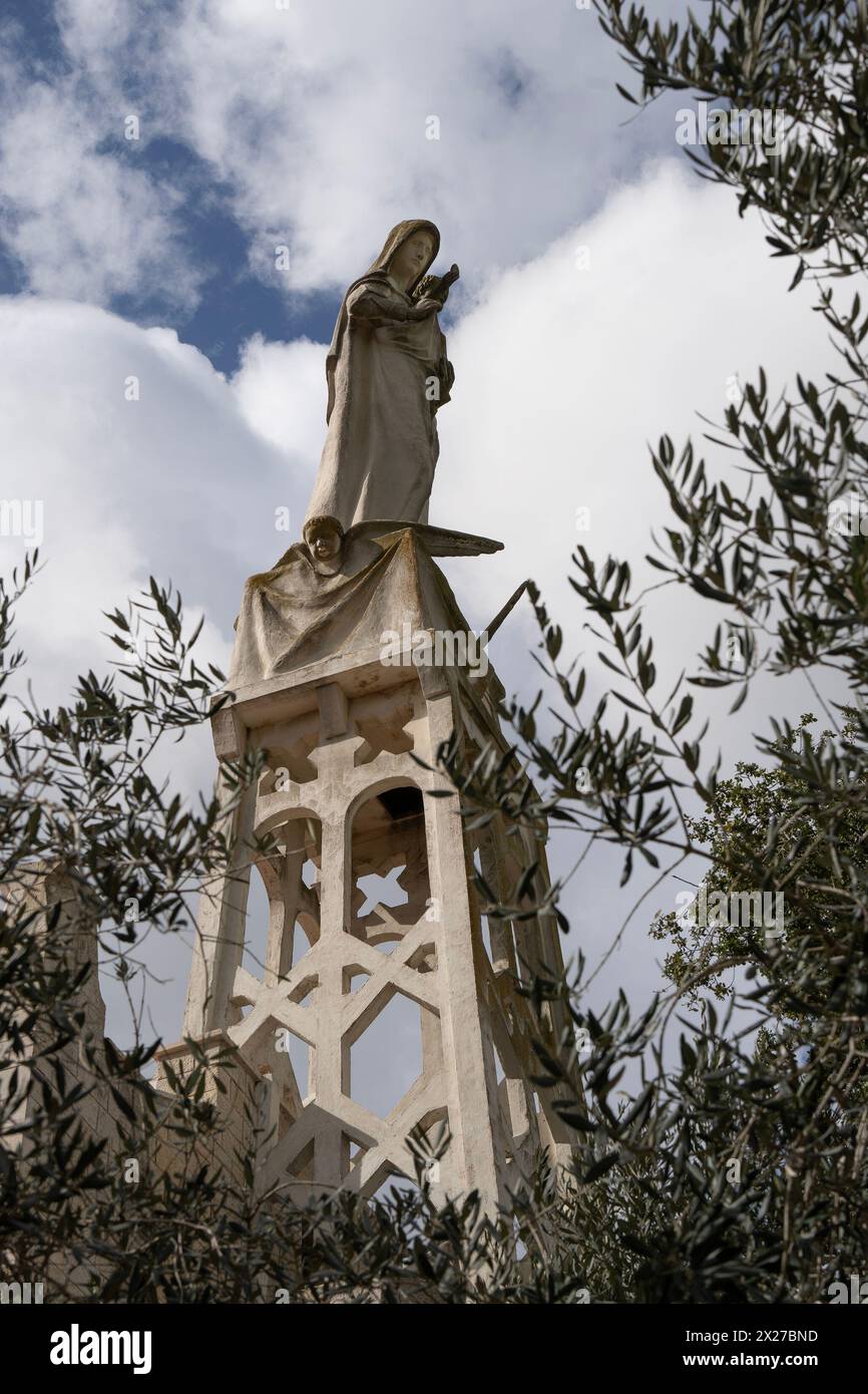 Abu Ghosh, Israel - March 7th, 2024: The statue of the madonna and child, on top of the church of Our Lady of the Ark of the Covenant in Abu Ghosh, Is Stock Photo