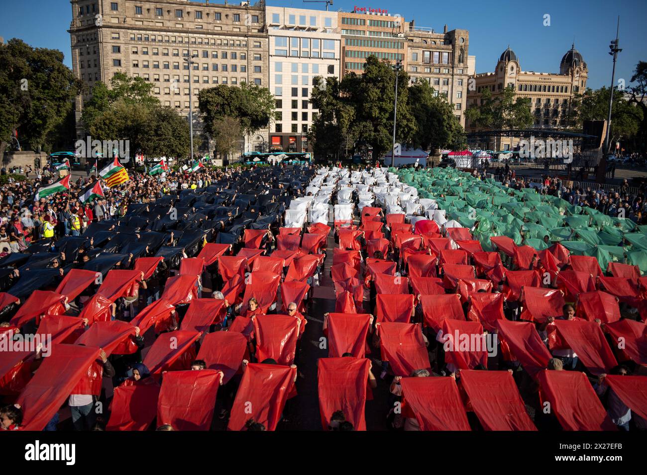 A new united demonstration fills Passeig de Gracia in support of Palestine, a demonstration that has ended with a large mural made with people and plastic bags with the colors of the Palestinian flag, an action that will be repeated next week in Madrid. Una nueva manifestaci-n unitaria llena el Passeig de Grˆcia a favor de Palestina, una manifestaci-n que ha terminado con un gran mural hecho con personas y bolsas de pl‡stico con los colores de la bandera palestina, una acci-n que se repetir‡ la semana que viene en Madrid. in the pic: Pedro Sanchez, pere aragones, jordi hereu News politics -Ba Stock Photo