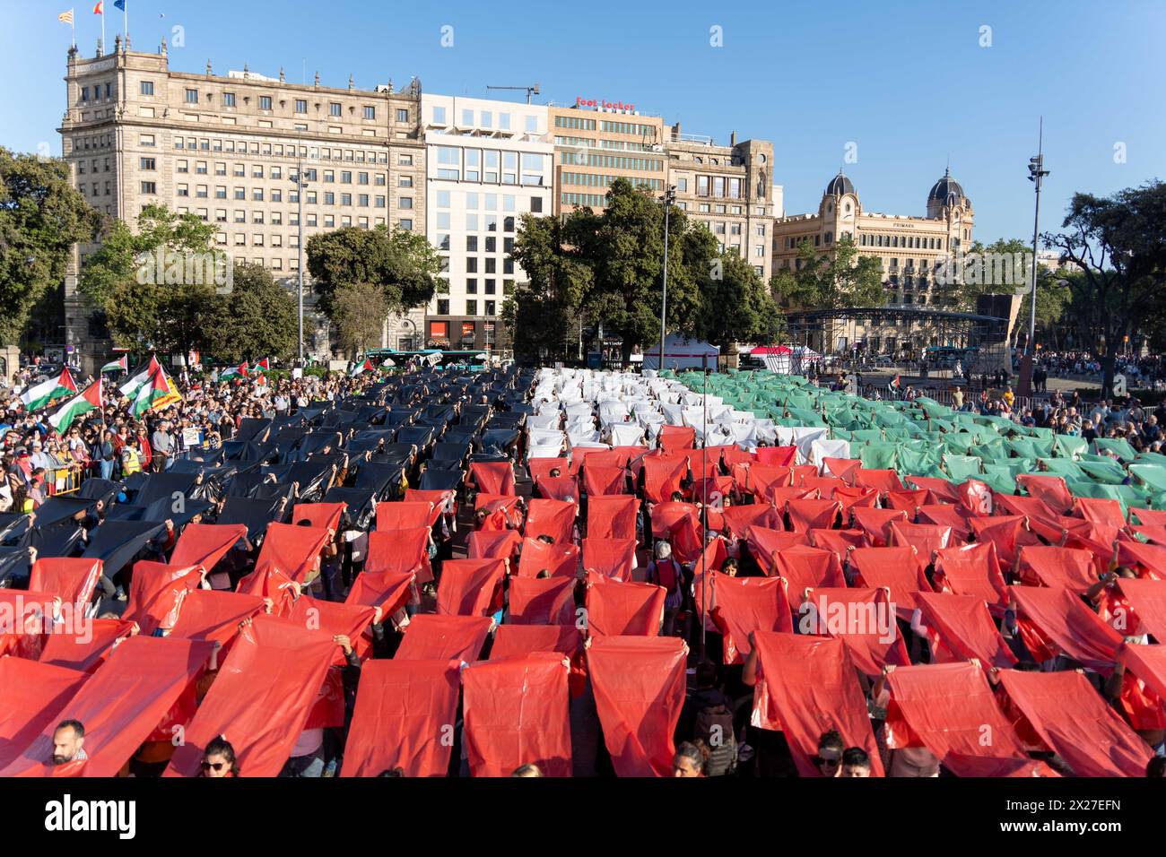 A new united demonstration fills Passeig de Gracia in support of Palestine, a demonstration that has ended with a large mural made with people and plastic bags with the colors of the Palestinian flag, an action that will be repeated next week in Madrid. Una nueva manifestaci-n unitaria llena el Passeig de Grˆcia a favor de Palestina, una manifestaci-n que ha terminado con un gran mural hecho con personas y bolsas de pl‡stico con los colores de la bandera palestina, una acci-n que se repetir‡ la semana que viene en Madrid. in the pic: Pedro Sanchez, pere aragones, jordi hereu News politics -Ba Stock Photo